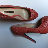 Scarpa con tacco rosa salmone con borchie 
