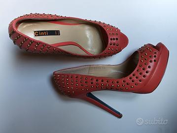 Scarpa con tacco rosa salmone con borchie 