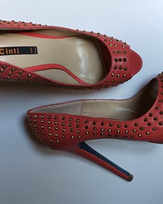 Scarpa con tacco rosa salmone con borchie 