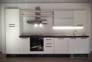 Cucina completa 360 cm con elettrodomestici  € 670