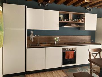 Cucina con elettrodomestici