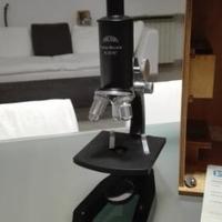 Microscopio ottico da laboratorio