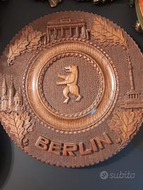 Piatto souvenir vintage Berlino legno intagliato