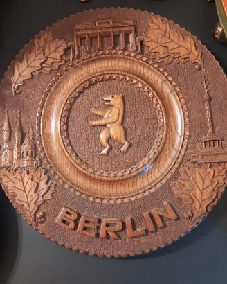 Piatto souvenir vintage Berlino legno intagliato