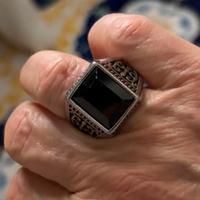 Anello con pietra nera