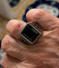Anello con pietra nera
