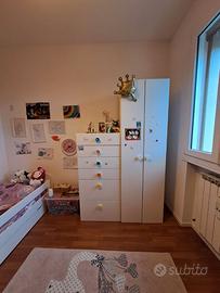 Cameretta per bambini con letto e mobili