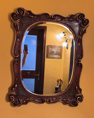 Specchio classico con cornice dorata – elegante