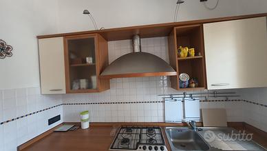 cucina completa di tavolo e sedie