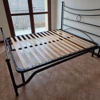 Letto matrimoniale in ferro battuto (NO RETE)