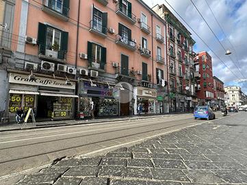 NEGOZIO A NAPOLI