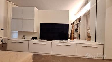 Mobile TV e divisorio bianco lucido e opaco