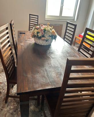Tavolo in legno con sedie