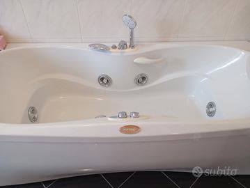 vasca da bagno idromassaggio jacuzi
