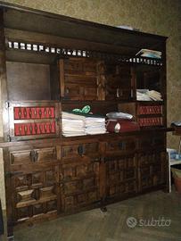 mobili in legno rustico spagnolo.