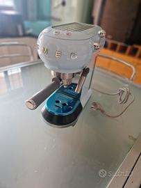 caffettiera smeg in design azzurra 