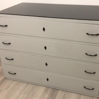 Comò vintage restaurato con vetro nero