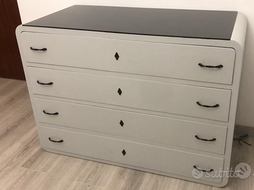 Comò vintage restaurato con vetro nero