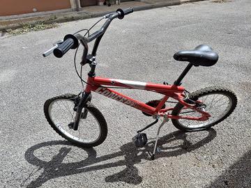 bicicletta BMX rossa