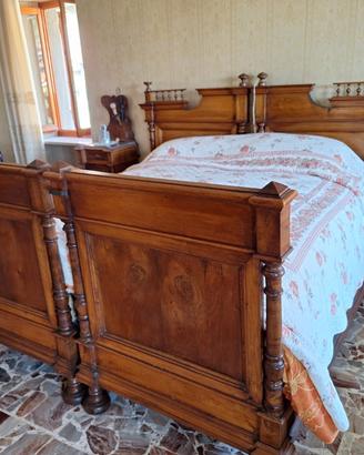 Letto matrimoniale antico in noce con 2 comodini c