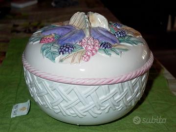 Biscottiera in ceramica decorata.