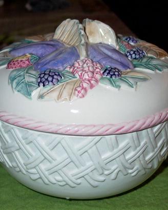 Biscottiera in ceramica decorata.