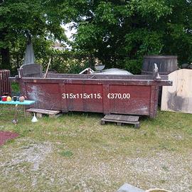 Grande vasca in legno per la raccolta dell'uva