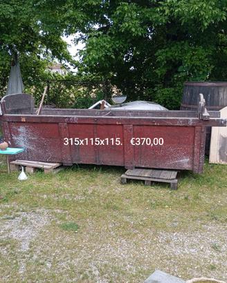 Grande vasca in legno per la raccolta dell'uva