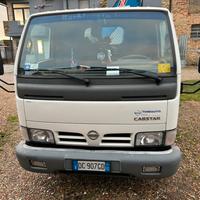 Furgone Nissan con gru