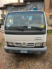 Furgone Nissan con gru