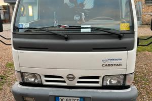 Furgone Nissan con gru