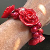 Bracciale rosso con perle e rose