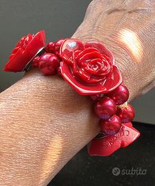 Bracciale rosso con perle e rose
