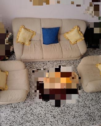 Divano più poltrone.