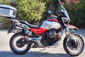 Moto Guzzi V85 TT E5+ con Borse Guzzi alluminio