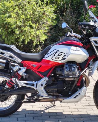 Moto Guzzi V85 TT E5+ con Borse Guzzi alluminio