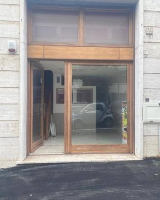 Attività / Licenza di 70 m² con più di 5 locali a 
