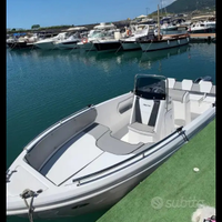 Barca a motore