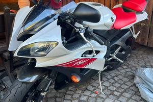 Yamaha R6 con 11800km originali!!!