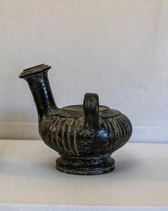 riproduzione artistica di Guttus Etrusco in terrac