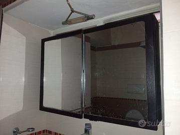 mobile bagno  e lampadario 