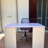 Scrivania da camera con sedia