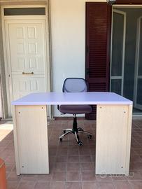 Scrivania da camera con sedia