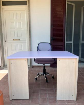 Scrivania da camera con sedia