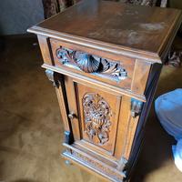 Comodino barocco antico