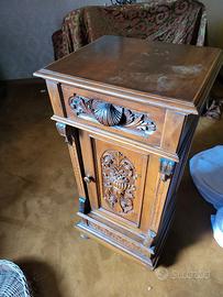 Comodino barocco antico