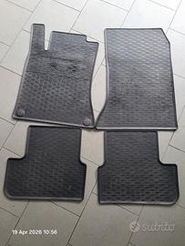 Set di 2 tappetini in gomma anteriori per Mercedes A W176 / B W246 / CLA C117 / GLA X156 / Infiniti Q30 – su misura