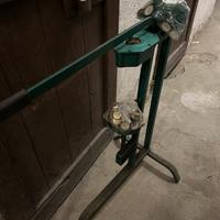 Tappatrice manuale con piedistallo appoggia bottig