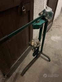 Tappatrice manuale con piedistallo appoggia bottig