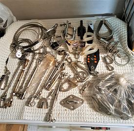 Molti accesori di acciaieria e zerbino in corda.